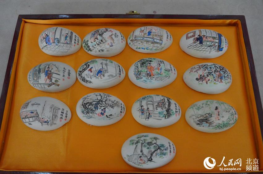 彩蛋是北京传统民间手工艺品，是在鸡、鸭、鹅以及蛇、鸽、驼鸟等的蛋壳外身上以民族传统技法或西洋画等技法，亦可以刀代笔、以针线代笔表现各种图案。通过彩蛋传递情感和思想，是整个人类历史中的一种重要的文化行为，凝聚着浓郁的人文精神。人民网 尹星云 摄