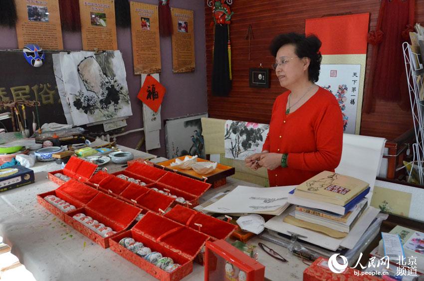 彩蛋是北京传统民间手工艺品，是在鸡、鸭、鹅以及蛇、鸽、驼鸟等的蛋壳外身上以民族传统技法或西洋画等技法，亦可以刀代笔、以针线代笔表现各种图案。通过彩蛋传递情感和思想，是整个人类历史中的一种重要的文化行为，凝聚着浓郁的人文精神。人民网 尹星云 摄