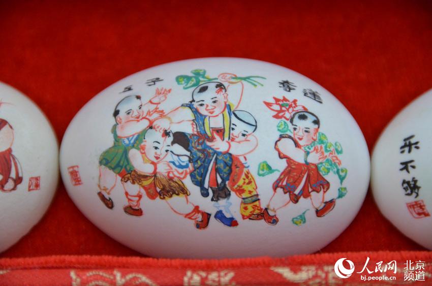 彩蛋是北京传统民间手工艺品，是在鸡、鸭、鹅以及蛇、鸽、驼鸟等的蛋壳外身上以民族传统技法或西洋画等技法，亦可以刀代笔、以针线代笔表现各种图案。通过彩蛋传递情感和思想，是整个人类历史中的一种重要的文化行为，凝聚着浓郁的人文精神。人民网 尹星云 摄