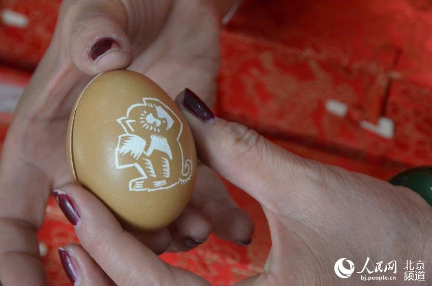 彩蛋是北京传统民间手工艺品，是在鸡、鸭、鹅以及蛇、鸽、驼鸟等的蛋壳外身上以民族传统技法或西洋画等技法，亦可以刀代笔、以针线代笔表现各种图案。通过彩蛋传递情感和思想，是整个人类历史中的一种重要的文化行为，凝聚着浓郁的人文精神。人民网 尹星云 摄