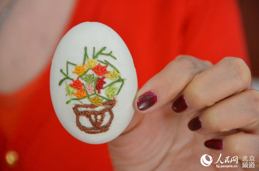 彩蛋是北京传统民间手工艺品，是在鸡、鸭、鹅以及蛇、鸽、驼鸟等的蛋壳外身上以民族传统技法或西洋画等技法，亦可以刀代笔、以针线代笔表现各种图案。通过彩蛋传递情感和思想，是整个人类历史中的一种重要的文化行为，凝聚着浓郁的人文精神。人民网 尹星云 摄