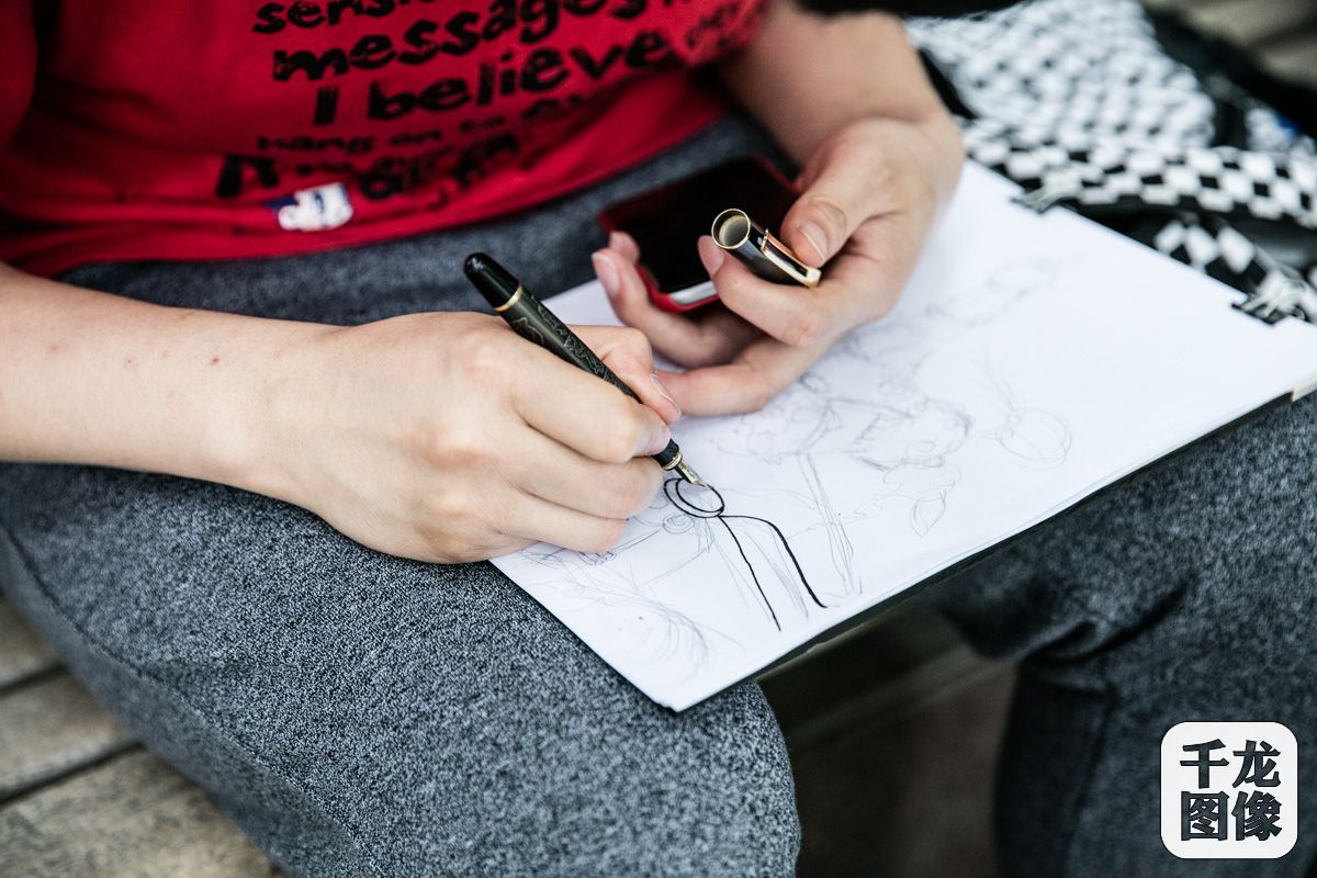 [手绘京城]中外漫画家绘制北京胡同百态(3)-千龙