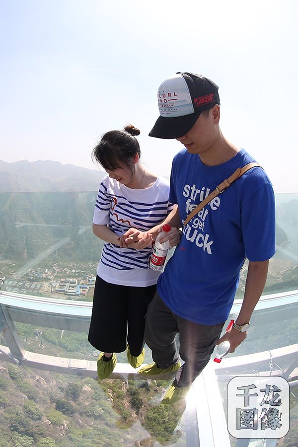 石林峡景区邀环卫工人与游客首次体验被吓尿的