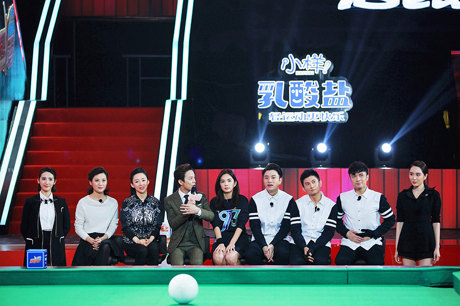 何炅仲裁为明星队和冠军队介绍规则