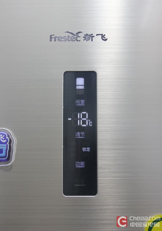 新飞BCD-255WKS冰箱控制面板 新飞BCD-255WKS冰箱总容积为255升,其中,冷藏室容积为147升,变温室容积为38升,冷冻室容积为70升,足够三口之家日常使用。而在能耗方面,冰箱为国家一级能效标准,日耗电量仅为0.65千瓦时,环保低耗。