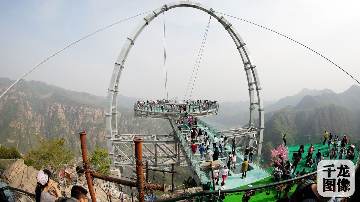 平谷石林峡景区最高点钛合金ufo—飞碟玻璃观景台紧临悬崖而建,距离崖_风景520 平谷石林峡景区最高点钛合金UFO飞碟玻璃观景台上观光的游客(2016年4月30日摄)。千龙网记者 王结石摄 千龙网北京2月16日讯(记者 刘阳)北京市旅游委主任宋宇2月15日在市旅游行业安全工作大会上表示,近几年蜂拥而出的玻璃栈道由于存在监管责任尚不明确等问题,根据相关文件的要求,在玻璃栈道等这类景区安全管理措施还没有出台之前,相关企业要停止建设这类旅游设施。 宋宇表示,已经建有玻璃栈道这类项目的景区,要严格安全管理责任,制定相应安全管理制度,做好行业安全管理。同时他也表示,正在积极协调相关部门,进一步