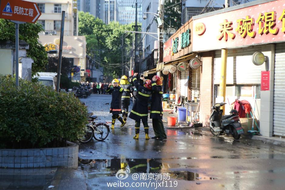 南京一大厦起火6楼烧至楼顶 明火被灭无人受伤