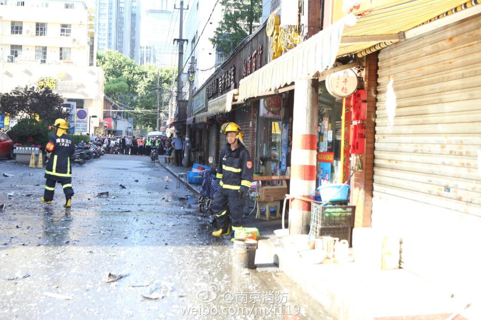 南京一大厦起火6楼烧至楼顶 明火被灭无人受伤