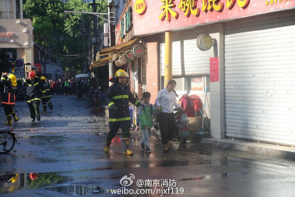 南京一大厦起火6楼烧至楼顶 明火被灭无人受伤