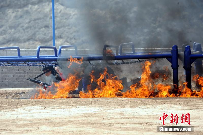 兰州特警攀爬、索降、跳火圈拼技能