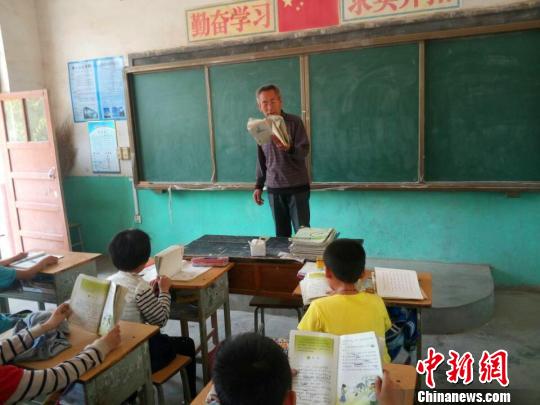 “老师爸爸”患癌坚持任教三尺讲台演绎追梦人生