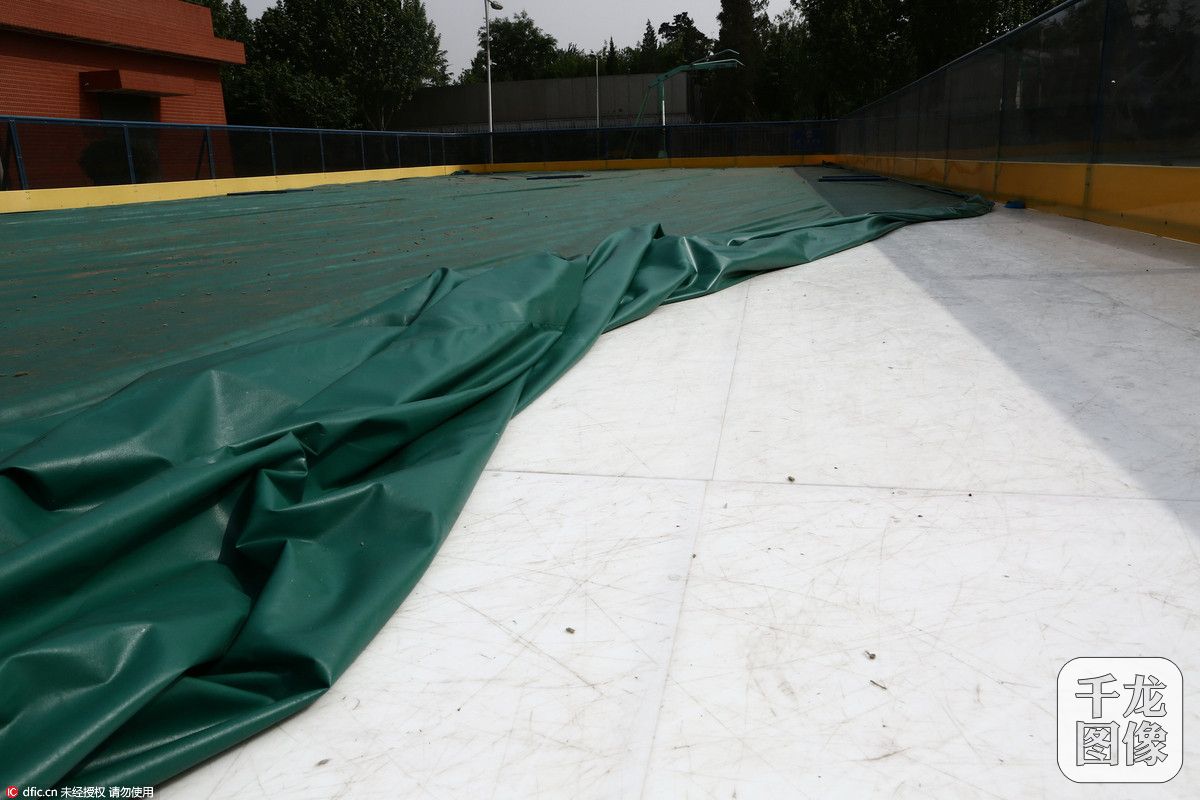 清华建仿真冰场夏天开滑冰课 冰面无需喷水(2