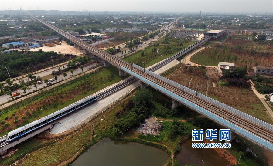 （社会）（3）中国首条中低速磁浮铁路载客试运营