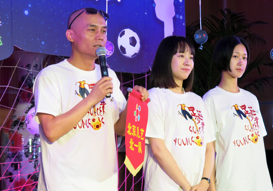 导演王炳燃（左）和编剧张韵仙（中）等主创人员亮相发布会-千龙网记者-张嘉玉摄