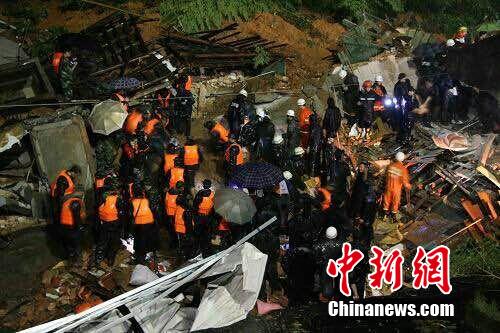 8日凌晨5点左右，福建突发10万方以上大型自然灾害泥石流，泥石流冲毁了池潭水电厂扩建工程施工单位（施工单位中水十六局、中水十二局）生活营地，同时冲毁了池潭水电厂厂区办公大楼。 邱灿旺 摄