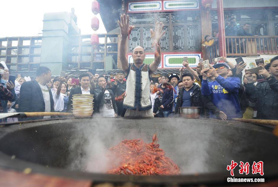 张家界上演徒手爆炒龙虾 百人共享龙虾宴