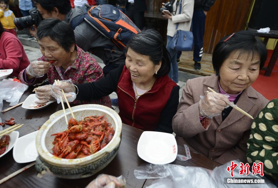 张家界上演徒手爆炒龙虾 百人共享龙虾宴