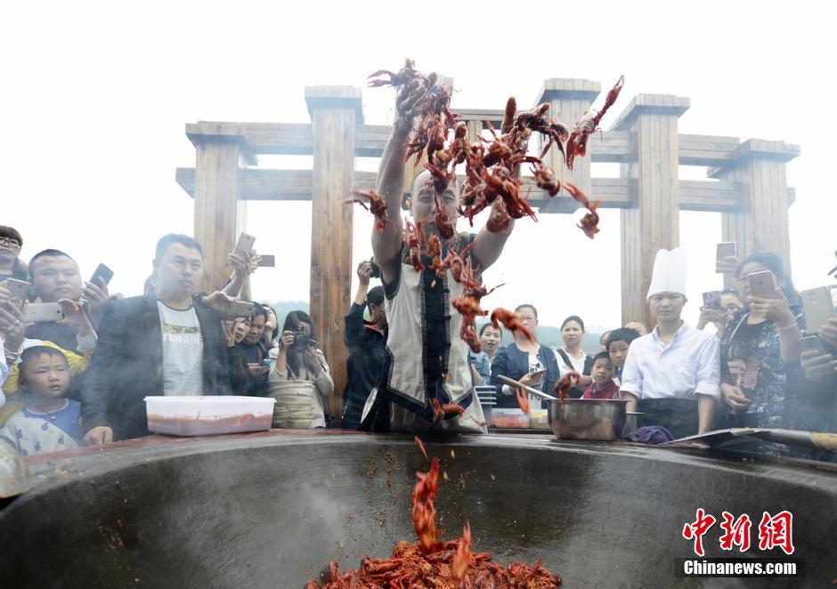 张家界上演徒手爆炒龙虾 百人共享龙虾宴