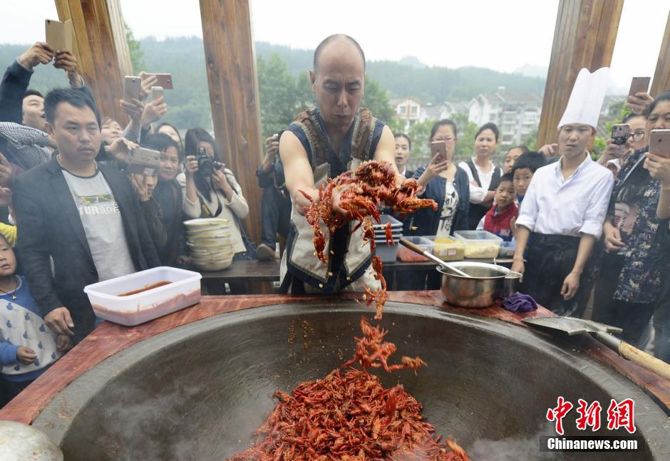 张家界上演徒手爆炒龙虾 百人共享龙虾宴
