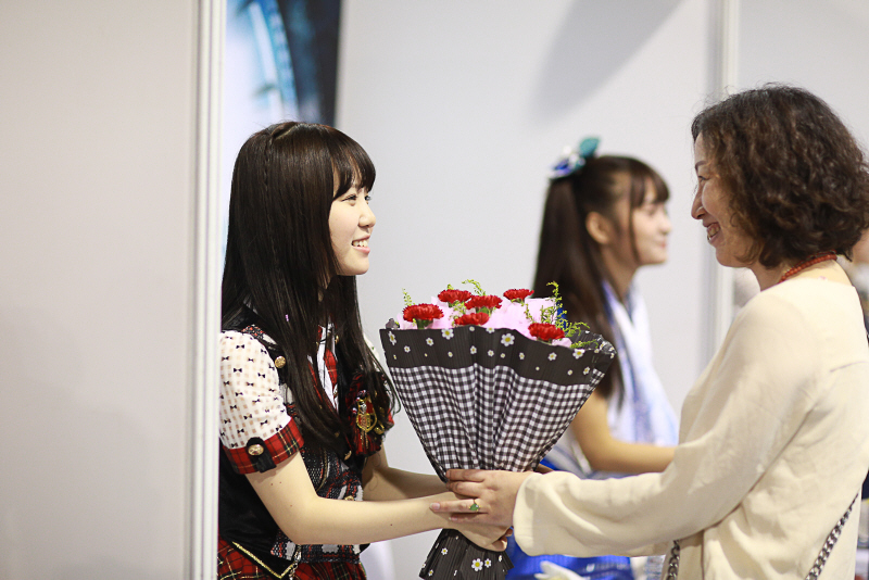 SNH48成员送“妈妈粉”康乃馨