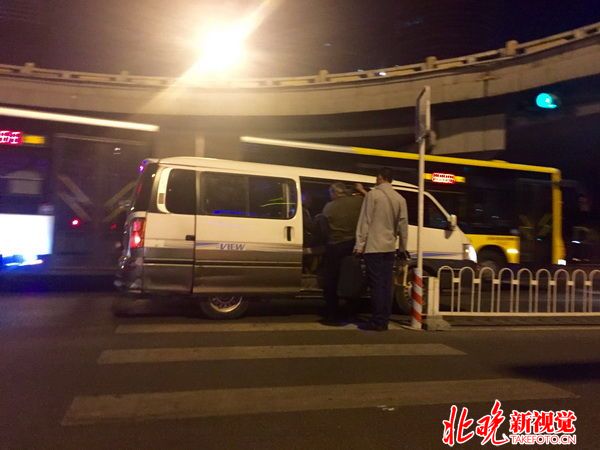 警车离开后，该黑车跑到国贸桥东揽客两名。打开车门后，车内人头攒