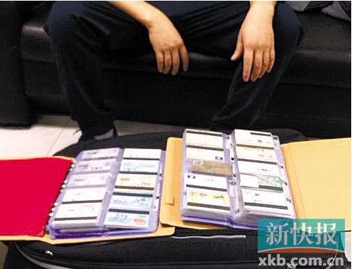 ■涉案男子携带的大量银行卡。 通讯员供图