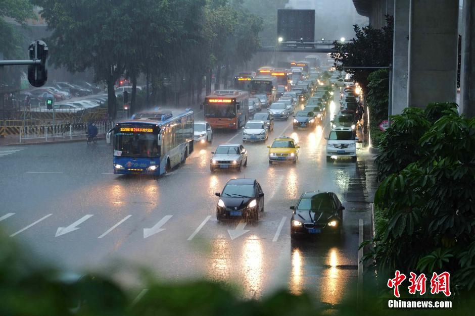 暴雨袭击广州 市区成泽国