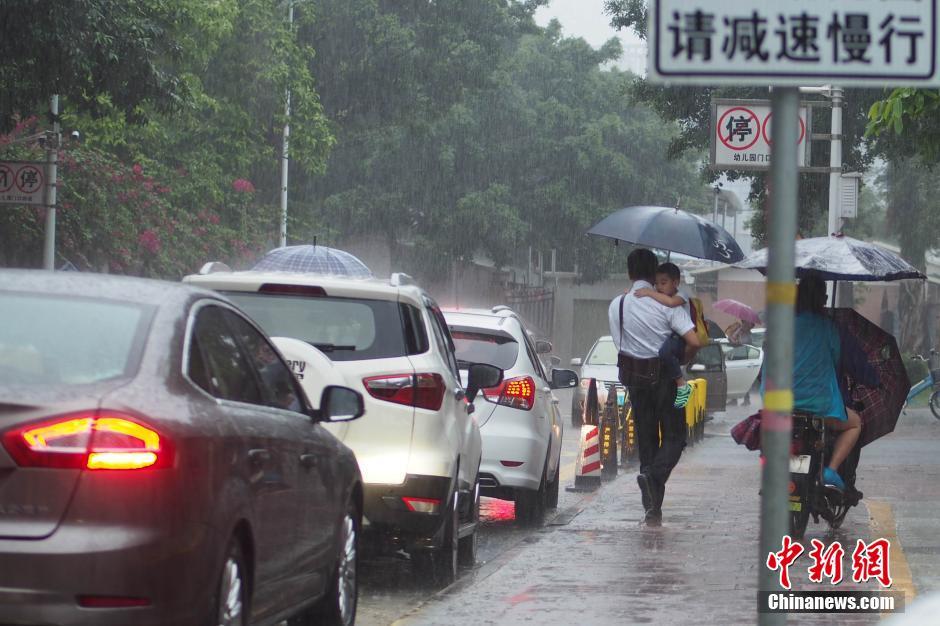 暴雨袭击广州 市区成泽国