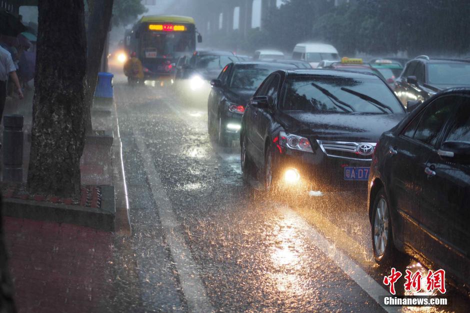 暴雨袭击广州 市区成泽国