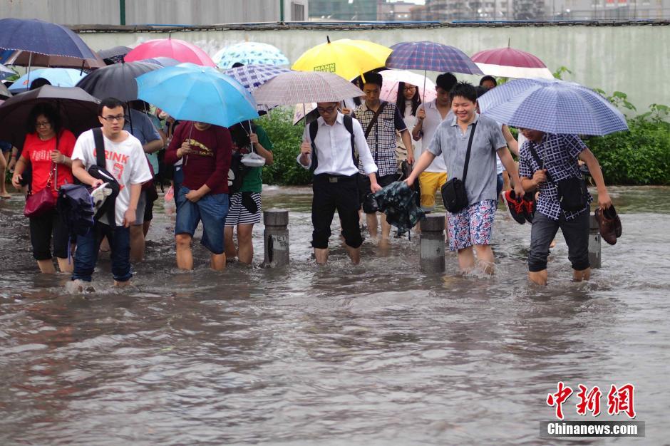 暴雨袭击广州 市区成泽国