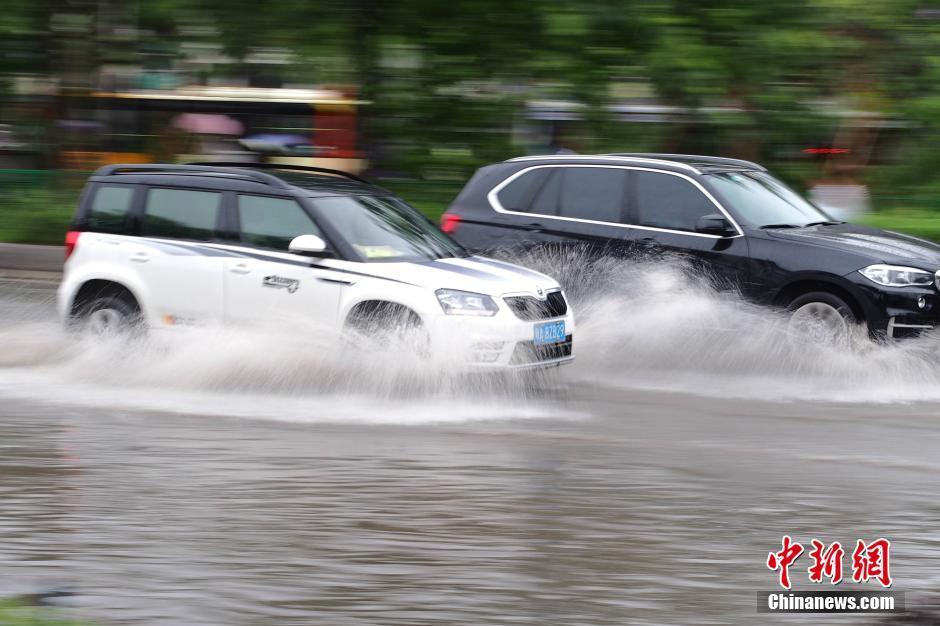 暴雨袭击广州 市区成泽国