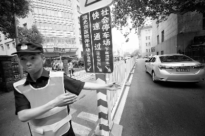 北京医院周边设立动静道分离,缓解拥堵状况 摄/ 刘畅