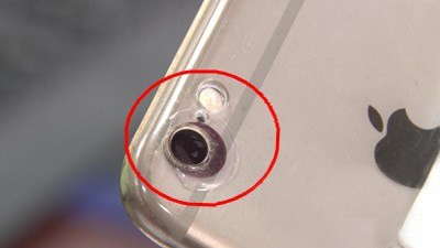 男子给手机戴“隐形眼镜” 可透视扑克牌