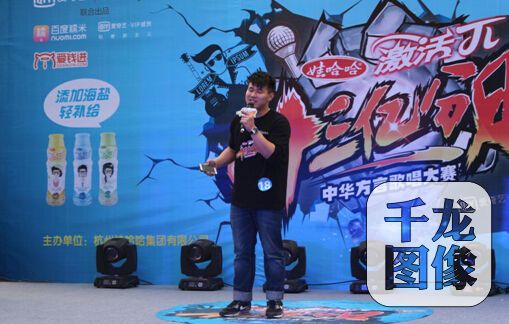 广东靓仔现场演唱改编粤语版的民谣歌曲《南山南》