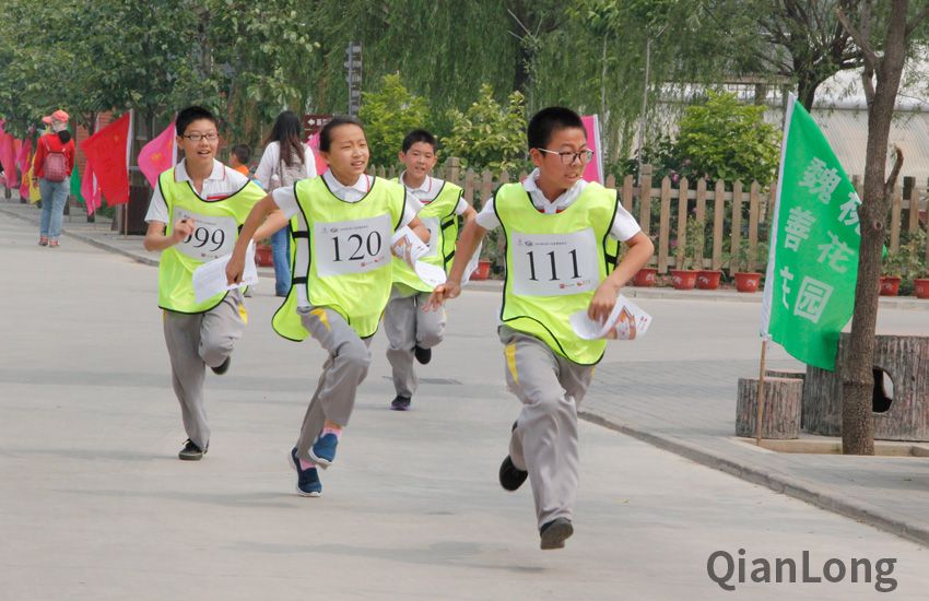 小学生向点标奋力奔跑。千龙网记者 刘睿盈摄