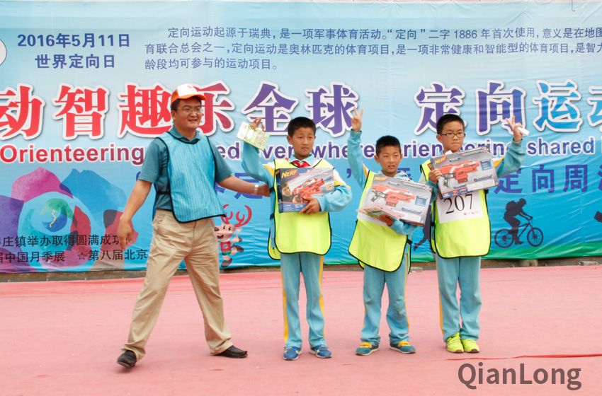 率先完赛的三名小学生。千龙网记者 刘睿盈摄