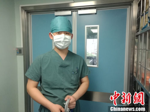29岁的白晓光是北京大学人民医院麻醉科护士，作为手术室为数不多的“男丁”，白晓光在同事眼中是个“超人”。 张尼 摄