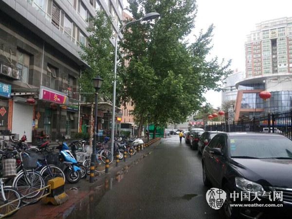 北京今天早高峰仍将有阵雨 道路湿滑