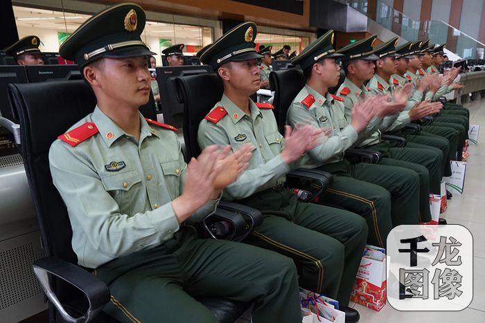 前来参观的武警战士们听完介绍后受到很大鼓舞。千龙网记者赵陆陆摄