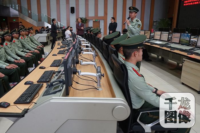 前来参观的武警支队指挥员表达自己的感受。千龙网记者赵陆陆摄