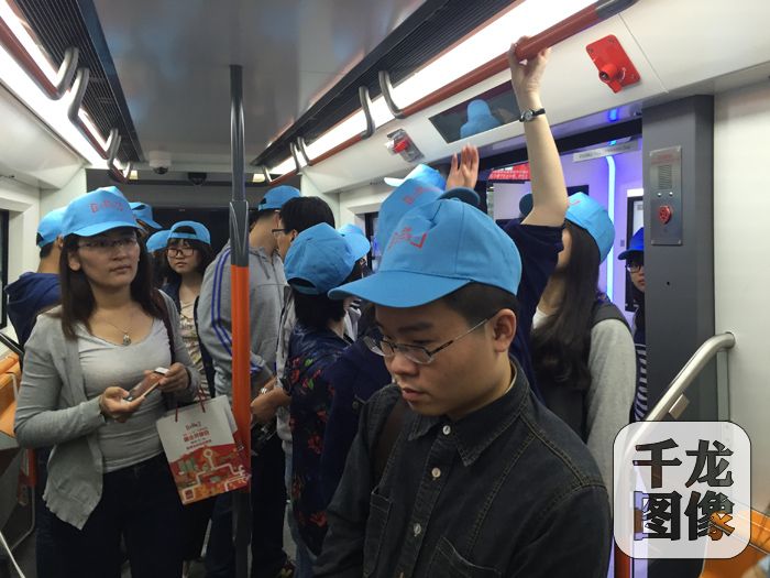 交通大学师生参观实验室设备。千龙网记者王路摄