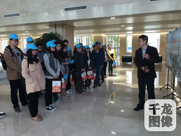 交通大学师生听取轨道公司负责人讲解。千龙网记者王路摄