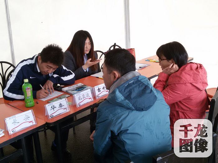 现场工作员耐心为参与试乘试驾的市民进行登记。千龙网记者张晶摄