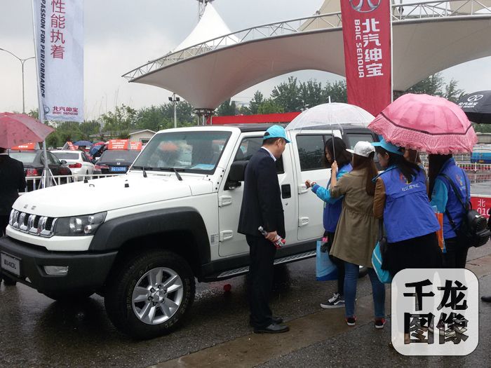 工作人员向市民讲解车辆性能。千龙网记者张晶摄