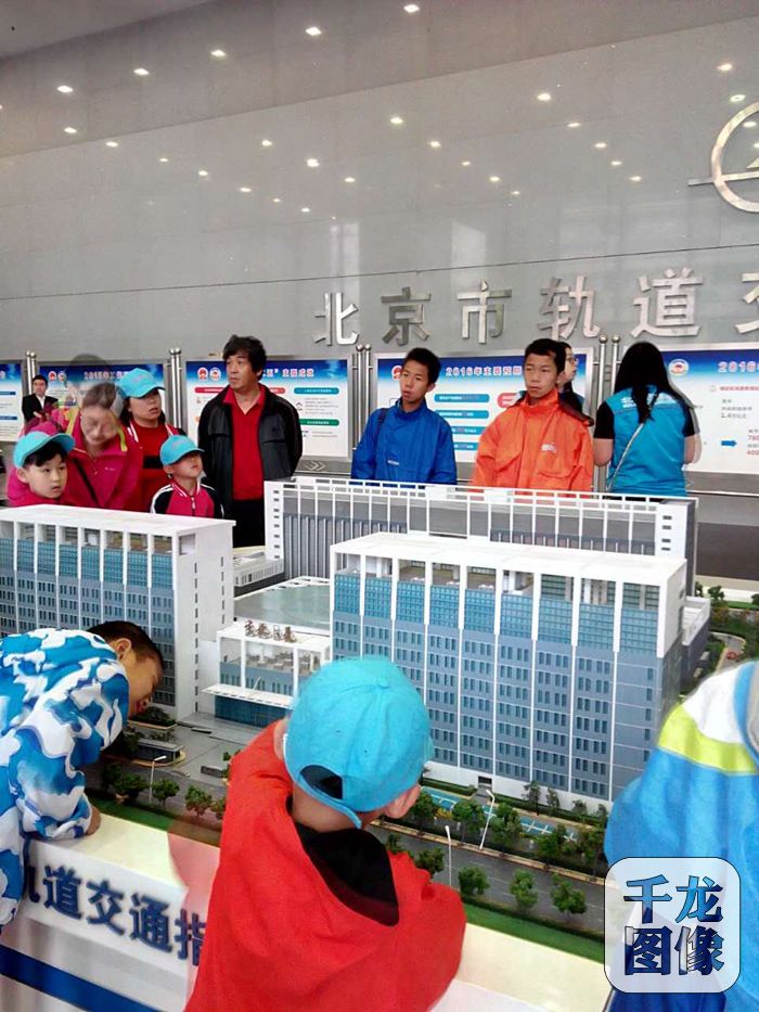北京市民参观北京市轨道交通中心沙盘模型。千龙网记者李泽杰摄