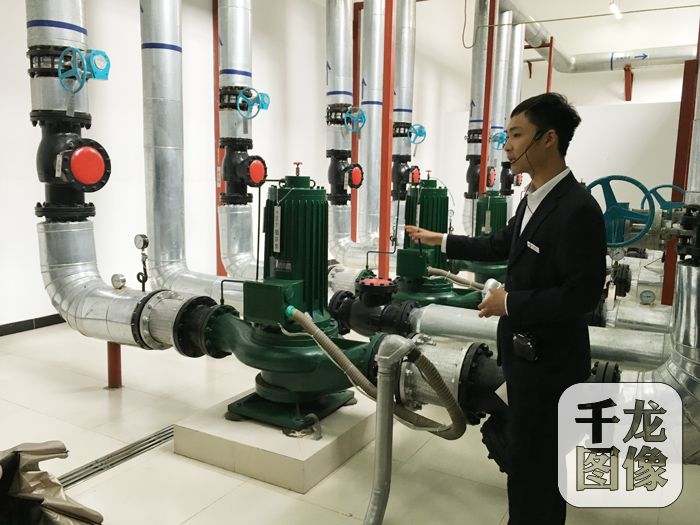 现场负责人讲解分时分区技术。千龙网记者徐鑫鑫摄