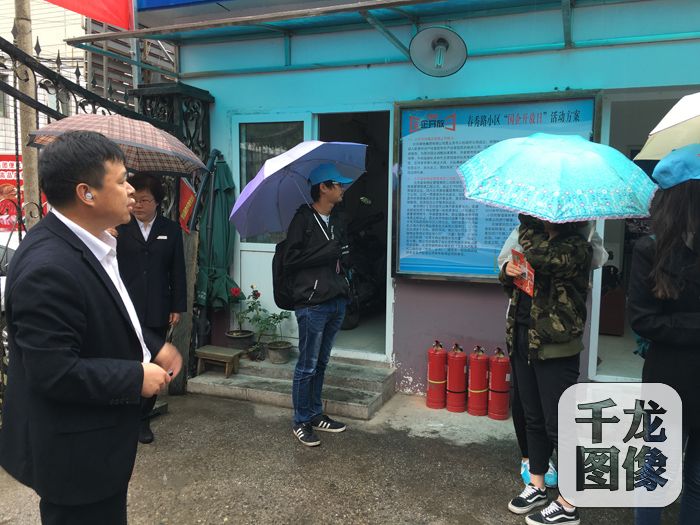 现场负责人介绍房地集团及春秀路项目。千龙网记者徐鑫鑫摄