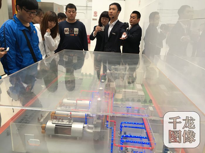 师生参观烟气泠凝技术模型。千龙网记者徐鑫鑫摄