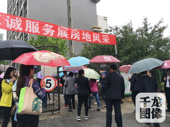 5月14日,首都国企开放日正式启动,京粮、首开、首农、一轻、二商等48家集团企业,100条参观线路向市民开放。图为来自北京市经济管理学校的老师和同学们参观春秀路小区。千龙网记者徐鑫鑫摄