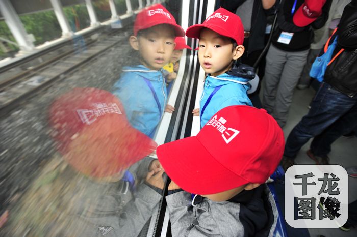 北京市民乘坐国内“地铁安全行驶第一人”廖明亲自驾驶的13号线从东直门到西直门段，小市民观望窗外的风景。北京市地铁运营有限公司王雨摄